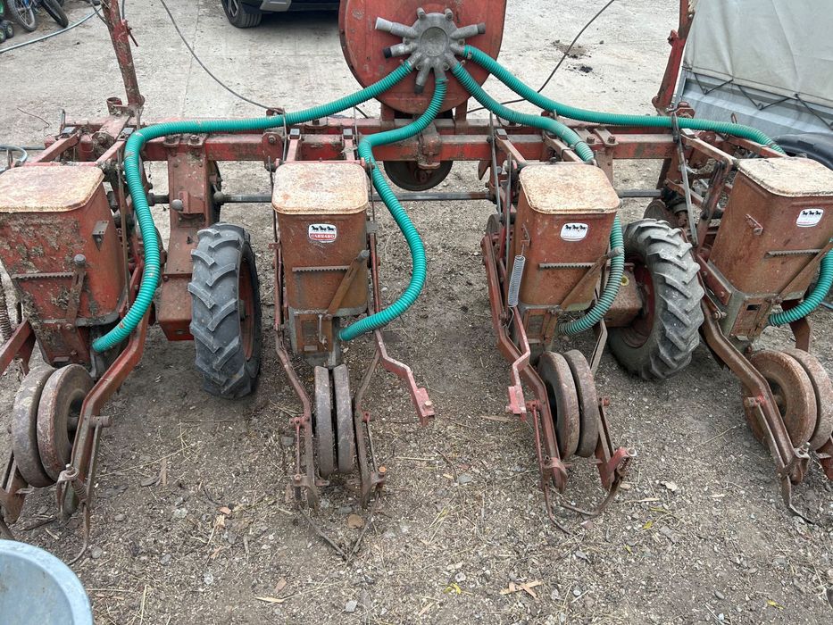 Vând disc pe roți 24 talere și semănătoare porumb carraro pe vid.