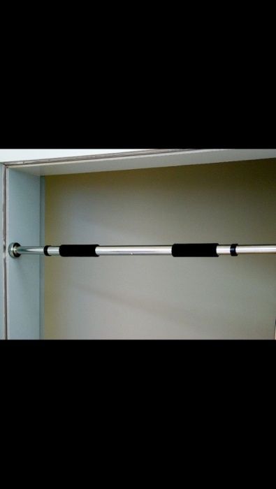 Турник между стен и двери