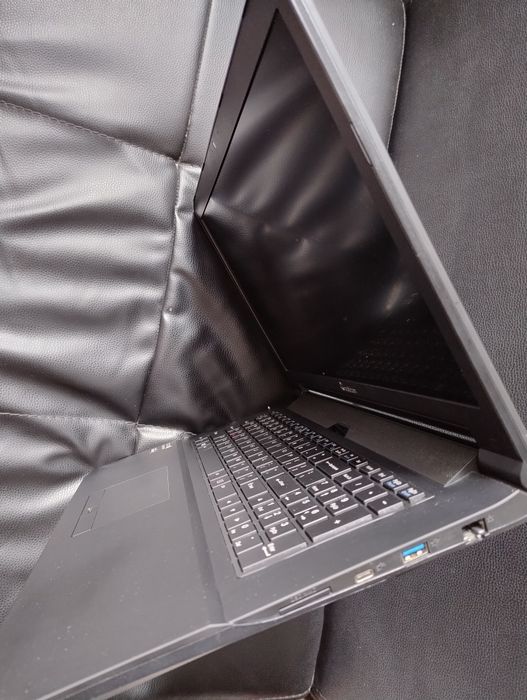 Leptop gaming i7 clevo de 17.3inch la pretu de 1300lei