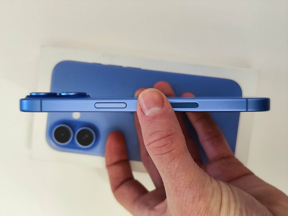 Iphone 16 blue “Нов”
