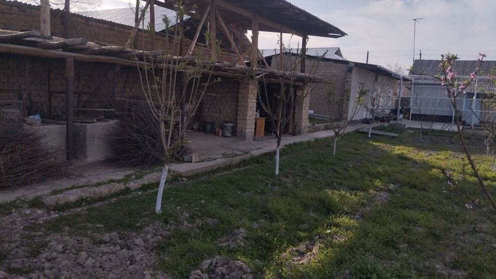 Uy sotiladi zor narhda