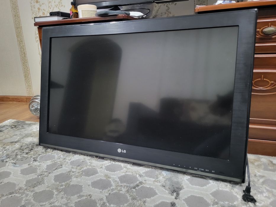 Телевизор LG 32 дюйма, модель 32CS460T - ZA, с кронштейнами