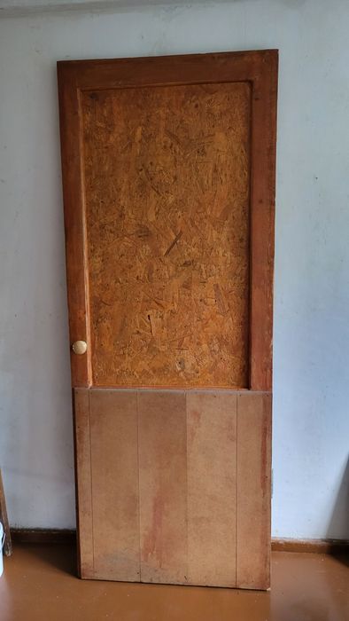 Продам деревянную  дверь