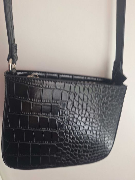 Черна лачена чантичка Pronta