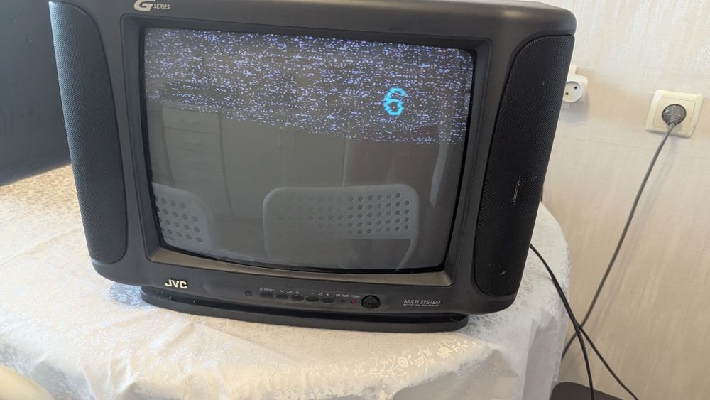 Старый маленький телевизор JVC