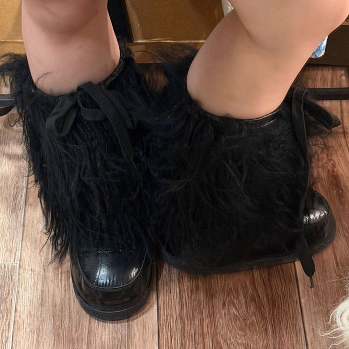 Продам зимние уги черные и белые