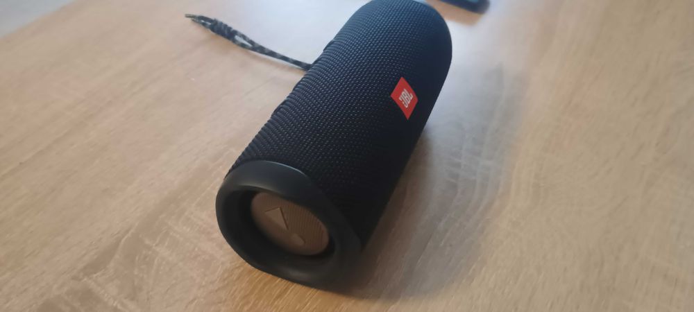 Продавам  колонка jbl Flip 5