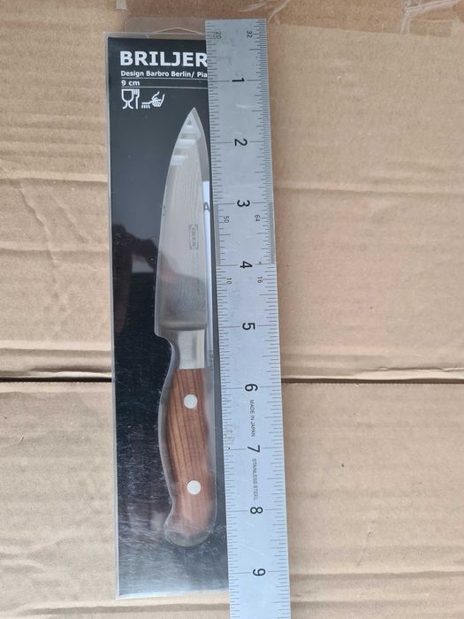 Cuțit cu lamă mică din oțel VG-10 și laterale din oțel Damasc.