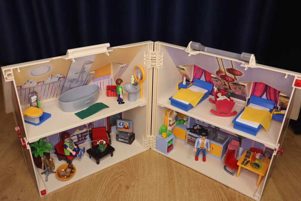Playmobil къща на два етажа (цял комплект) втора употреба - като нова