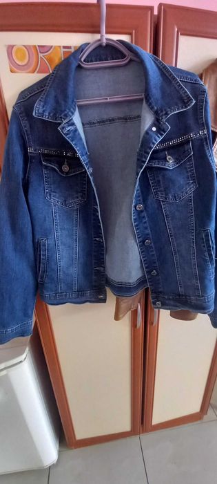 Продават се дамски якета