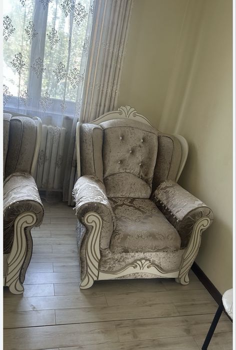 Диван с двумя креслами