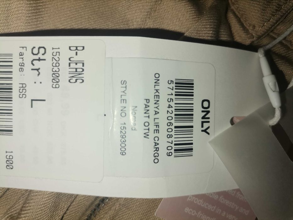 Дамски понталон, подходящ за есента в светло кафяв цвят.