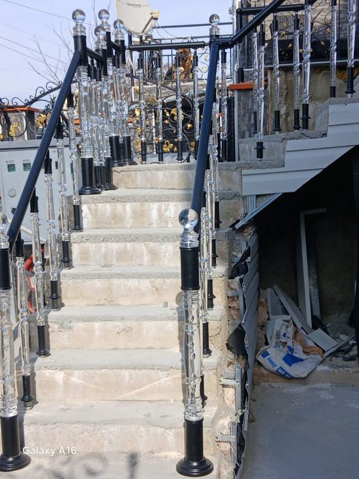 Парапети с плекси колонки и алуминий