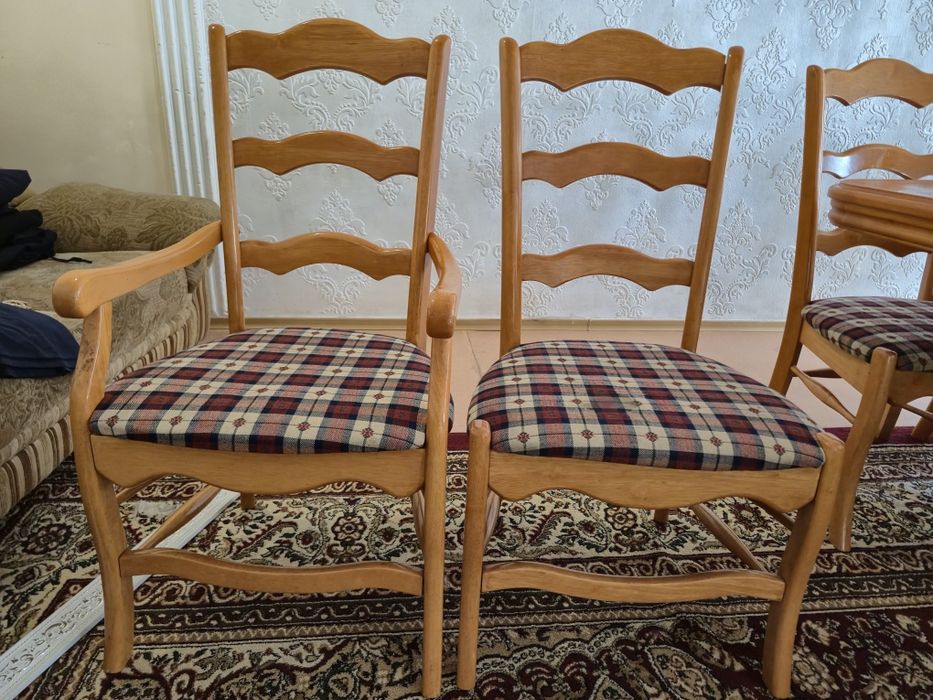 Продам стол со стулями в хорошем состояний !