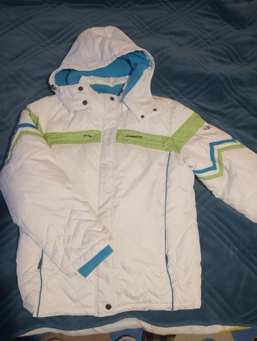 Продавам чисто ново дамско зимно яке