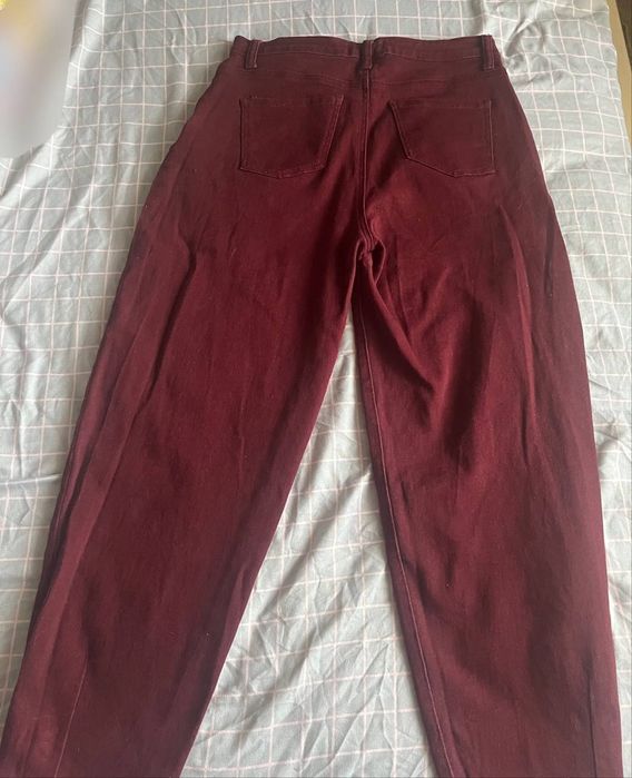 Продам бордовые джинсы