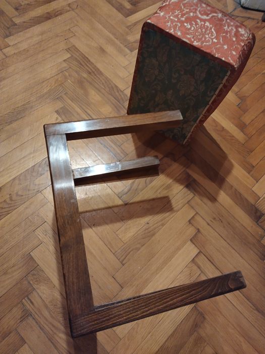 Scaunel lemn de nuc cu sezut individual pe arcuri