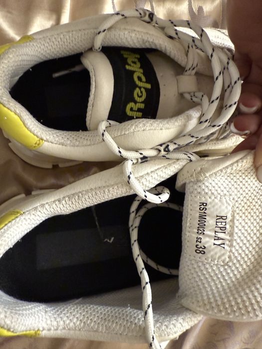 Sneakers Replay.