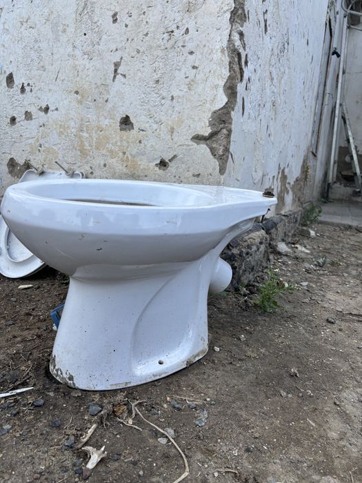 Унитаз и раковины в хорошем состоянии