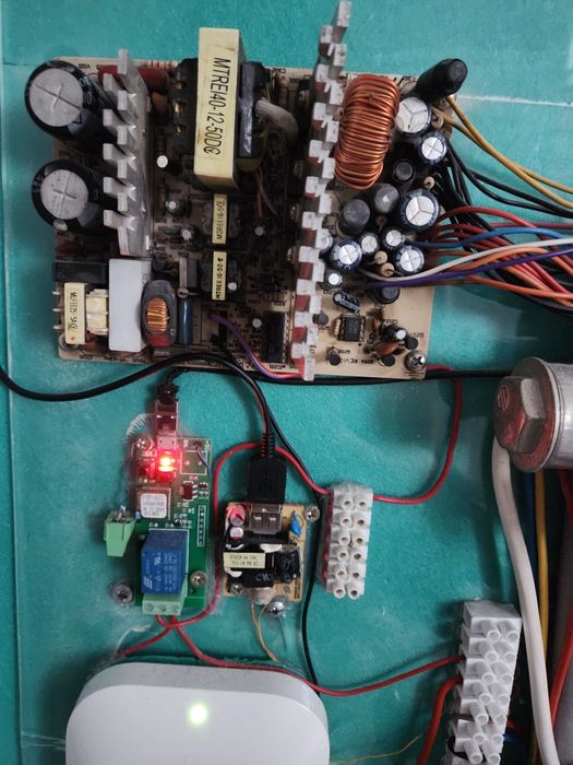 Electrician electronist