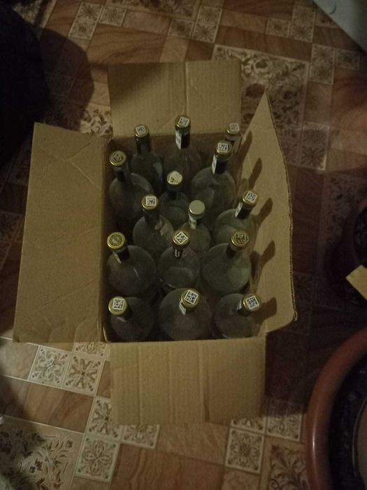 пустые стеклянные бутылки