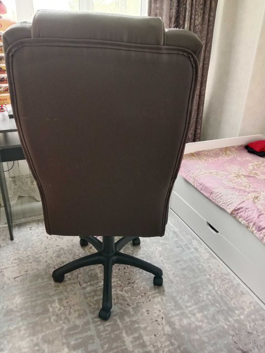 Кресло офисное, кожанное