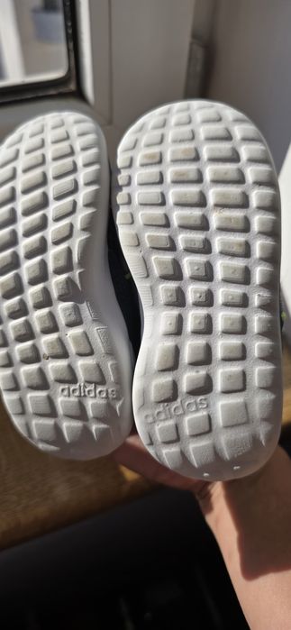 Vând adidasi Adidas 22