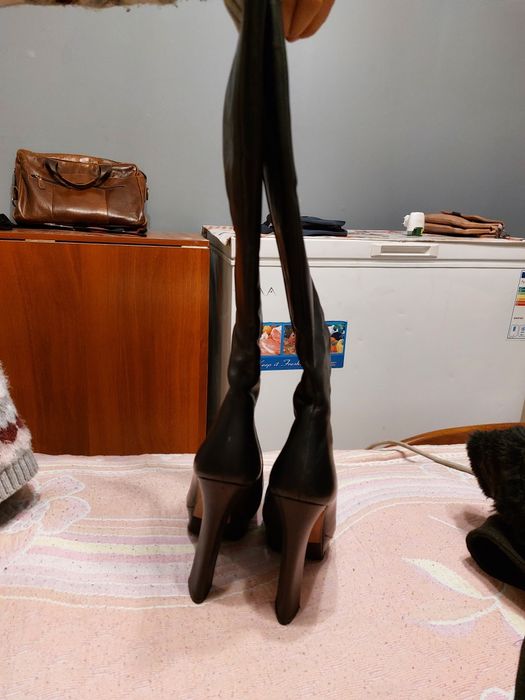 Срочно продам кожанные сапожки.