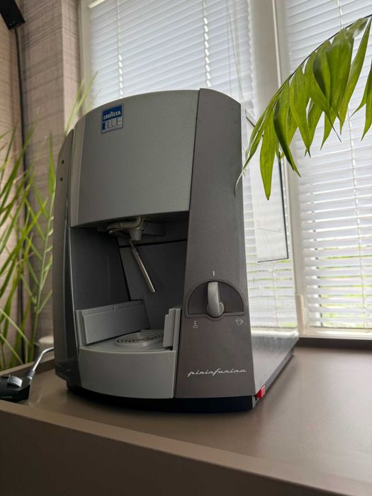 Lavazza BLUE B 1000 с капсули – отлично състояние, пълен комплект