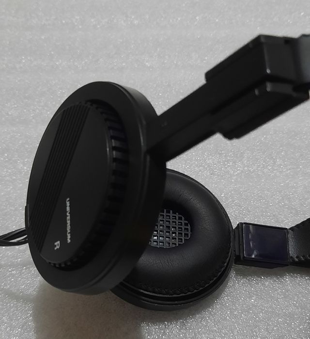 Căști audio vintage Universum, cu
telecomandă pe fir