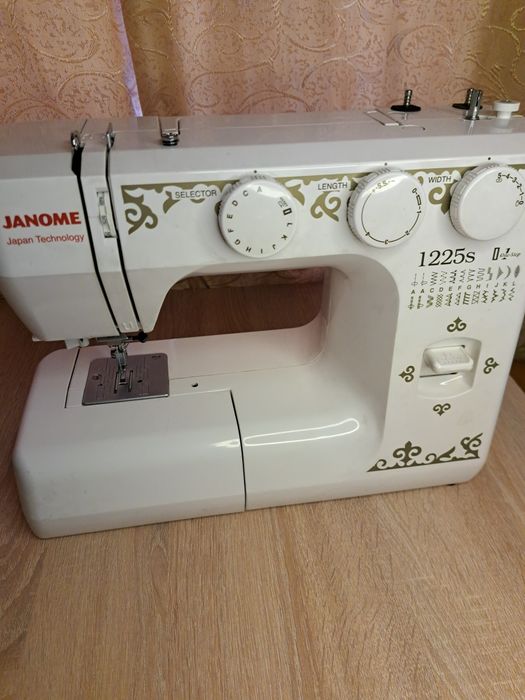 Универсальная швейная машинка janome