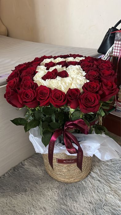 51 роза в корзина с буквой Б