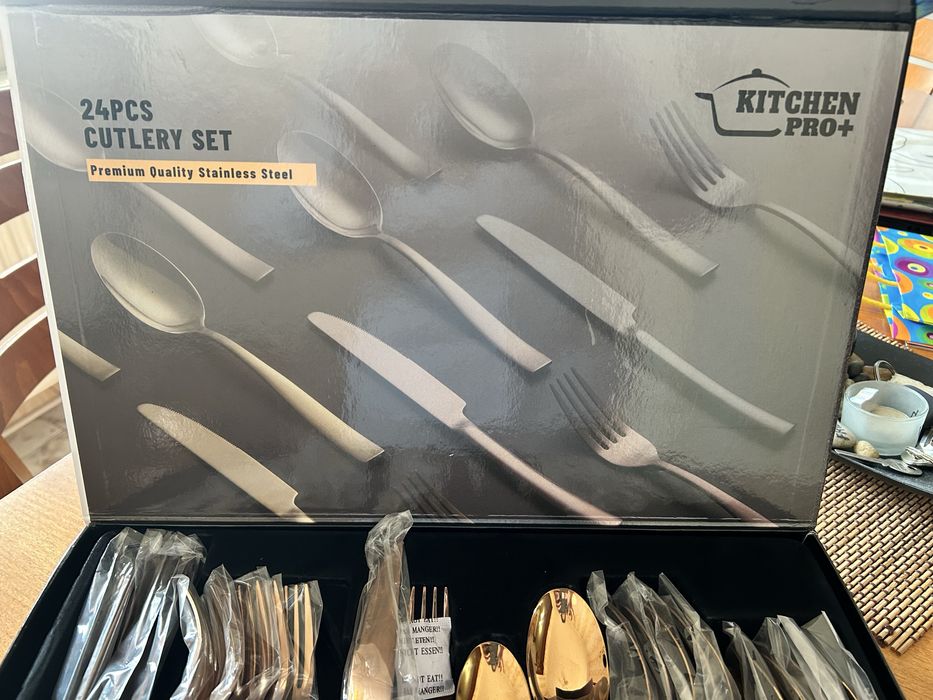 Комплектът прибори за хранене е модел PRO-2402