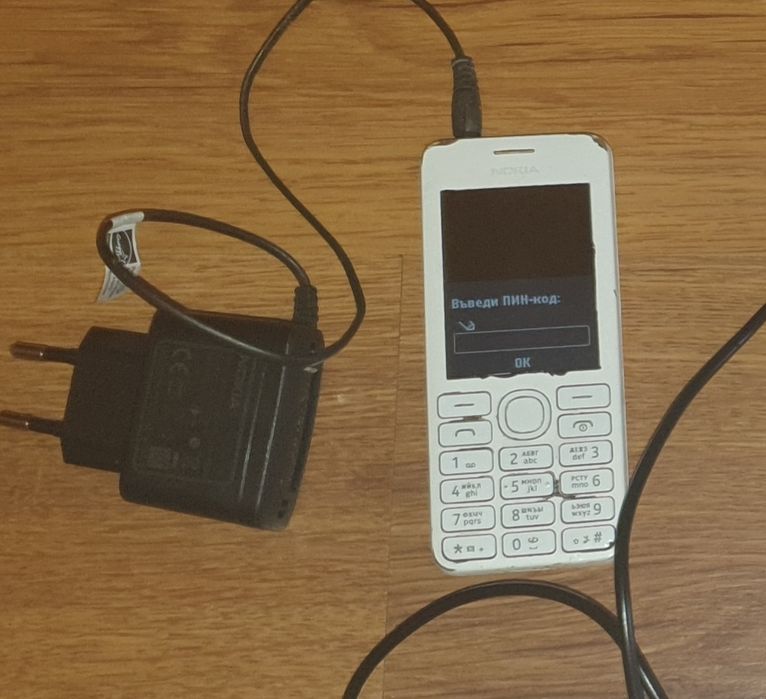 Работещи телефони, стари модели и различни зарядни устройства