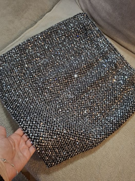 Много блясък ,пола покрита с пайети ,удобна и стилна