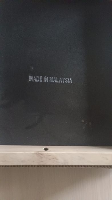 Стол, орындыктарымен бирге сатылады..