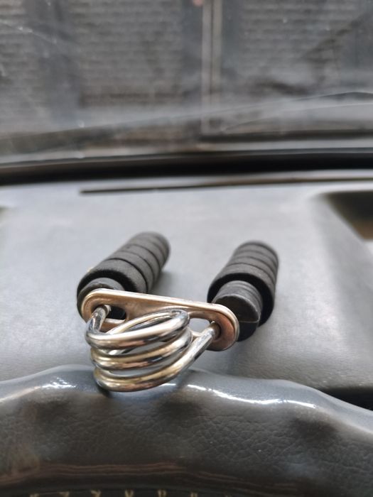 Чёрного цвета эспандер для рук