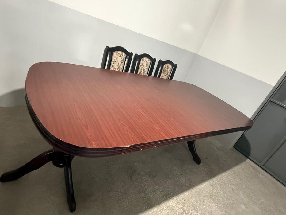 Стол со стульями