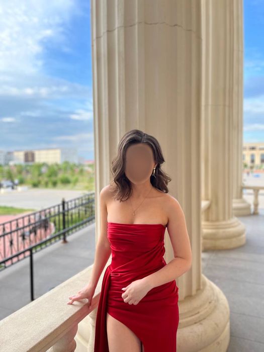 Шикарное платье с шлейфом