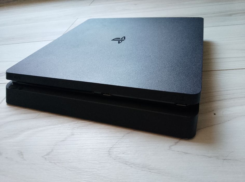 Уникална Playstation 4 Slim