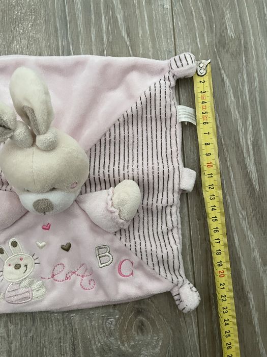 Păturică pentru somn cu iepuras de pluș