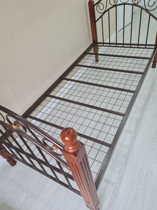 Продам кровать с матрасом