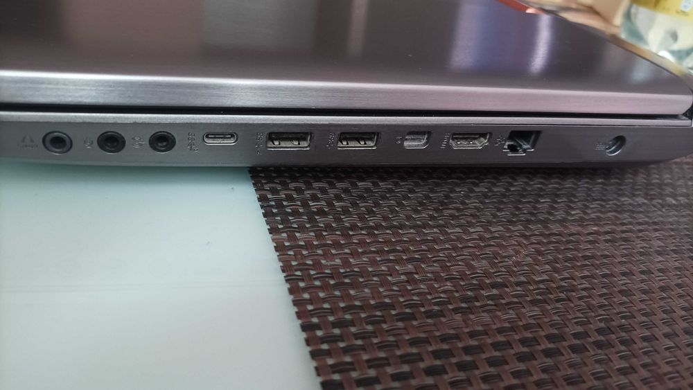 продавам лаптоп Asus 17"3