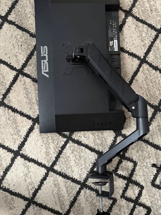 Brat suport pentru monitor