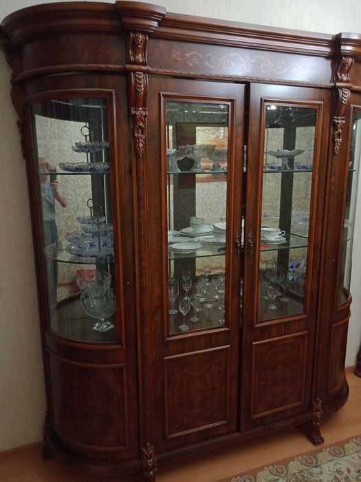 сервант горка с комодом.