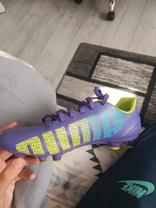 Vând papuci de fotbal puma