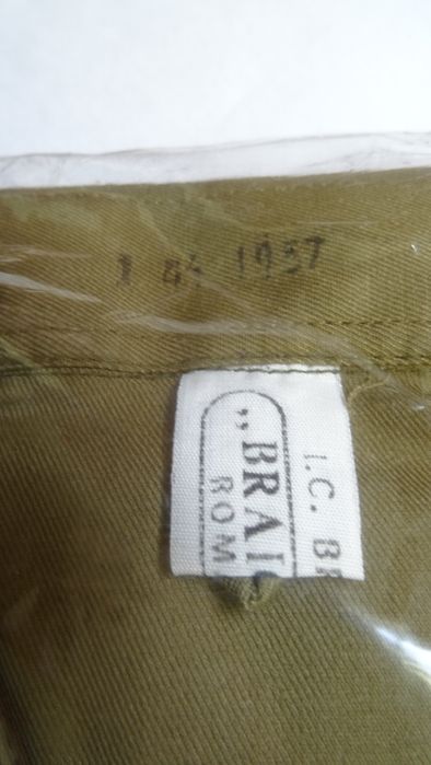 Camasi militare kaki (noi) fabricate in anul 1989