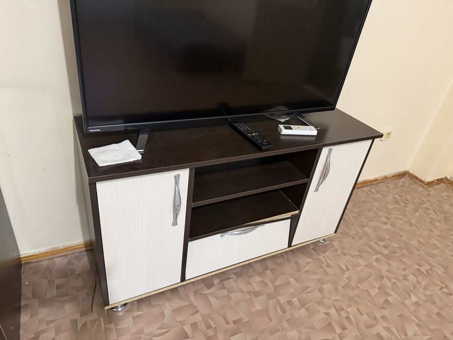 Телевизор Toshiba с тумбой