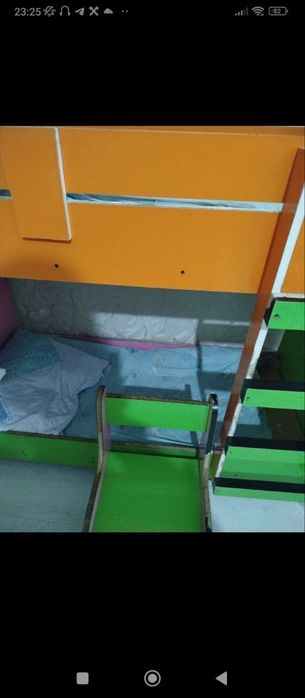Детская кровать, стол и  стулья, подставка для обуви по низкой цене.