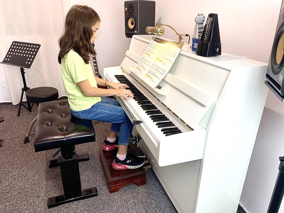 Lectii / Cursuri  Pian - Chitară - Curs / Meditatii  Copii si Adulti